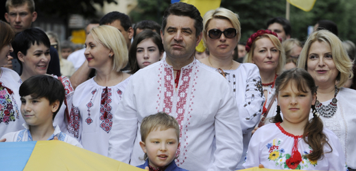 Centrem Prahy prošel 21. května pochod ve vyšívaných krojích pořádaný sdružením Ukrajinců v ČR Berehyňa.