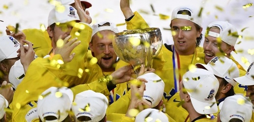 Hokejisté Švédska se radují z titulu mistrů světa.