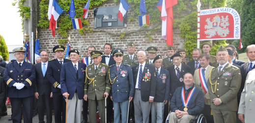 Společná fotografie válečných veteránů a dalších účastníků odhalení nové pamětní desky, která připomíná zásluhy československých vojáků při obléhání přístavu Dunkerque.