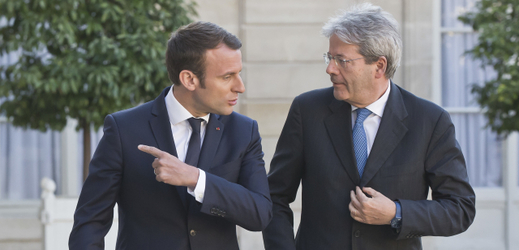Francouzský prezident Emmanuel Macron (vlevo) a italský premiér Paolo Gentiloni.