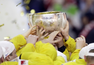 Trofej pro vítěze mistrovství světa v rukách švédských hráčů.