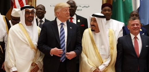 Americký prezident Donald Trump mluví se saúdskoarabským králem Salmánem ibn Abdalem Azízem (uprostřed) na arabsko-americkém summitu v Rijádu.