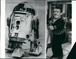 Robot R2-D2 si získal srdce mnoha fanoušků. Jeho role se ujal britský herec malého vzrůstu Kenny Baker.