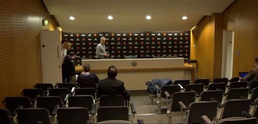 Prázdný sál na tiskové konferenci Josého Mourinha.