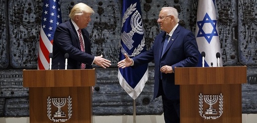 Americký prezident Donald Trump si potřásá rukou s izraelským prezidentem Reuvenem Rivlinem.