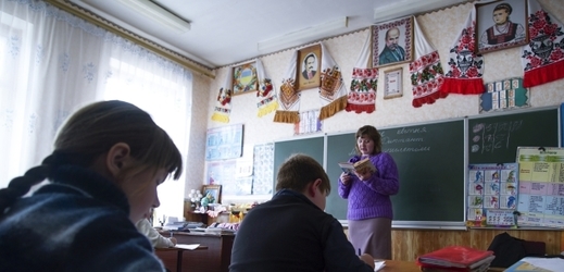 Vyučovací hodina v Zalyshanech na Ukrajině, ležících 53 km jihozápadně od zničeného reaktoru v černobylské továrně.