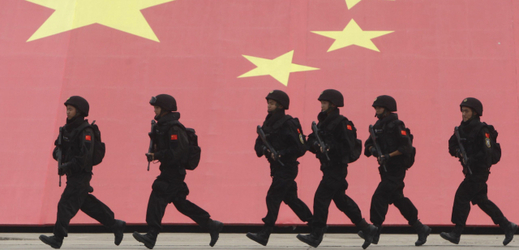 Čínští vojáci na pozadí čínské vlajky (ilustrační foto).