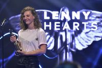 Ceny Akademie populární hudby Anděl 2016: vítězkou kategorie Zpěvačka roku se stala třiadvacetiletá dcera Lenky Filipové vystupující pod jménem Lenny.