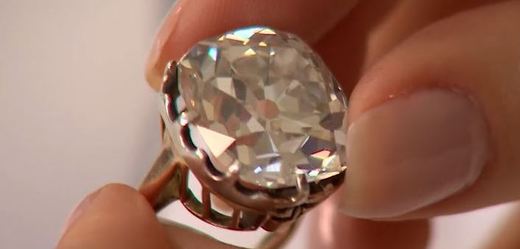 Kámen zasazený ve zlatém kroužku je ve skutečnosti hodnotný bílý diamant.