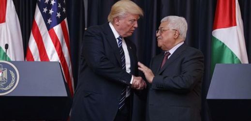 Americký prezident Donald Trump jednal s Mahmúdem Abbásem.