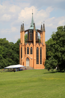 Novogotická rozhledna v parku zámku Krásný Dvůr na Lounsku.