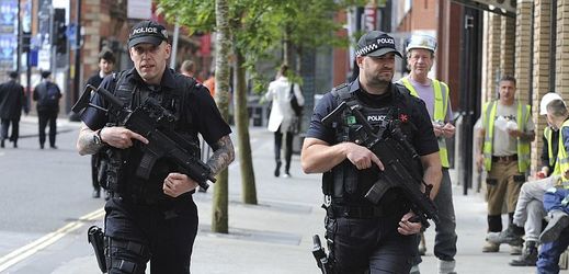 Britští policisté v Manchesteru.