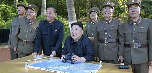 Kim Čong-un se sleduje odpálení severokorejské rakety.