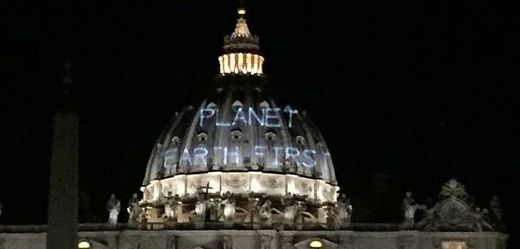 Aktivistům z hnutí Greenpeace se podařilo promítnout na Svatopetrský dóm vlastní poselství.