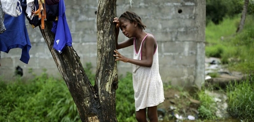 Liberijská dívka pláče kvůli své matce nemocné Ebolou.