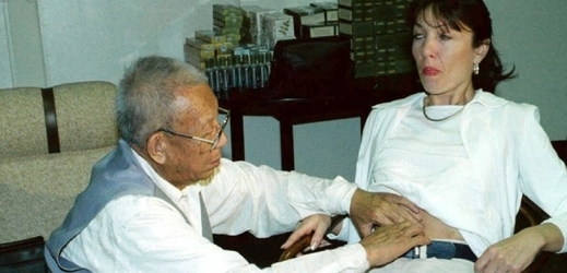Na snímku z roku 1998 Dalajlámův osobní lékař Lobsang Wangyal vyšetřuje pacientku v Centru východní medicíny v Prachaticích během kursů Základů tibetského lékařství.