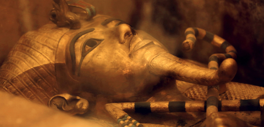 Jeden ze sarkofágu slavného krále Tutanchamona vystavený u jeho hrobky ve skleněné schránce v Údolí králů v Luxoru v Egyptě.