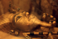 Jeden ze sarkofágu slavného krále Tutanchamona vystavený u jeho hrobky ve skleněné schránce v Údolí králů v Luxoru v Egyptě.
