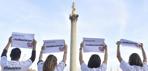 Britové v Londýně vyjadřují solidaritu s oběťmi útoku v Manchesteru.