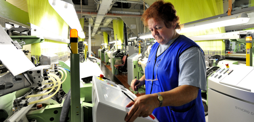 Textilka Veba z Broumova na Náchodsku patří k lídrům textilního oboru v Česku. Na snímku je tkalcovna v továrně v Olivětíně.