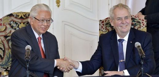 Zleva singapurský prezident Tony Tan a prezident Miloš Zeman si podávají ruce při společném setkání v Praze.