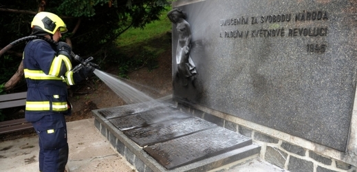 Smíchovští hasiči likvidovali požár památníku hrdinů Pražského povstání roku 1945. Podle jejich mluvčího někdo oheň v ulici Na Zlíchově založil úmyslně. 