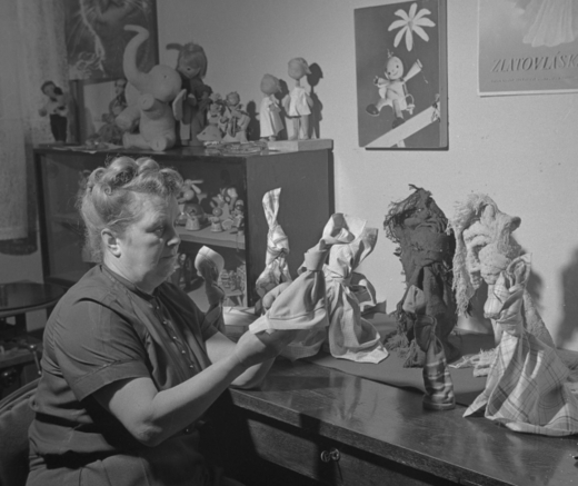 Režisérka Hermína Týrlová připravuje trikový film Uzel. Rok 1958.