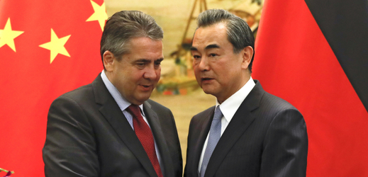 Ministr zahraničí S. Gabriel a jeho čínský protějšek Wang I. 