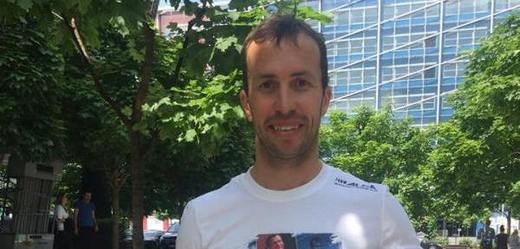 Český tenista Radek Štěpánek pózuje fotografům v tričku s motivační formulí: "Nikdy to nevzdávej"