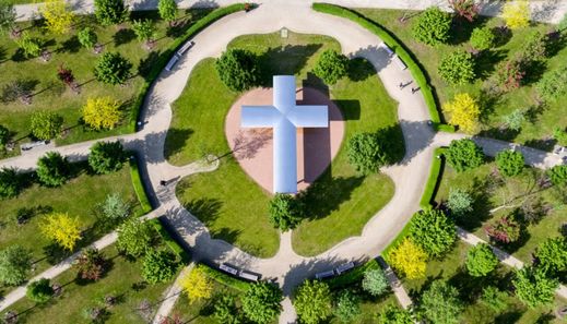 Obrovský kříž zdobí Lutherovu zahradu ve Wittenbergu.