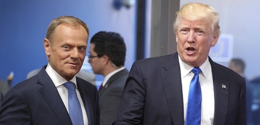 Předseda Evropské rady Donald Tusk (vlevo) a americký prezident Donald Trump.
