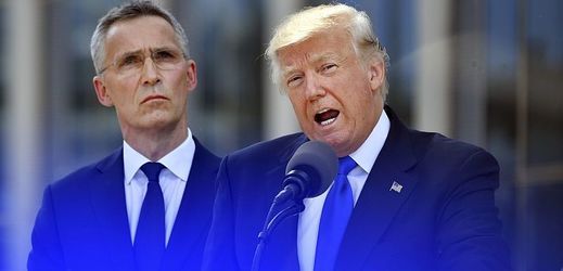 Generální tajemník NATO Jens Stoltenberg (vlevo) a americký prezident Donald Trump.