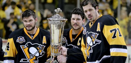 Hokejisté Pittsburghu s trofejí za triumf ve Východní konferenci NHL.