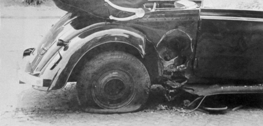 Heydrichův automobil byl vrženou pumou poškozen v Kichmayerově ulici v Holešovičkách.