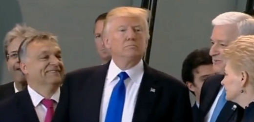 Donald Trump se při summitu prodral do čela. 