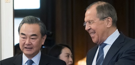 Zleva čínský ministr Wang I s ruským ministrem Sergejem Lavrovem.