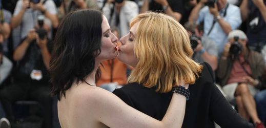 Perlička pro fotografy v podobě polibku herečky Evy Greenové (vlevo) a Emmanuelly Seignerové.