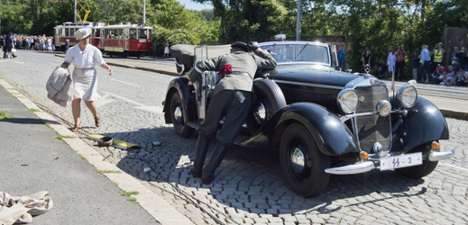 Zatáčku v pražských Holešovičkách, kudy auto říšského protektora Reinharda Heydricha v roce 1942 jelo a která byla později přestavěná, nahradila pro potřeby historické rekonstrukce jiná v nedaleké Zenklově ulici.