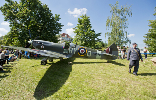 Výročí připomíná také vojenský tábor v Libni, jeho součástí je i replika stíhačky Spitfire (na snímku).