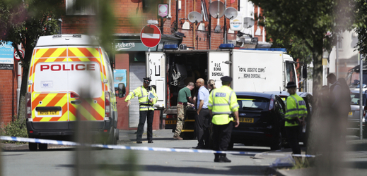Britská policie prohledává po pondělním útoku několik domů v Manchesteru.