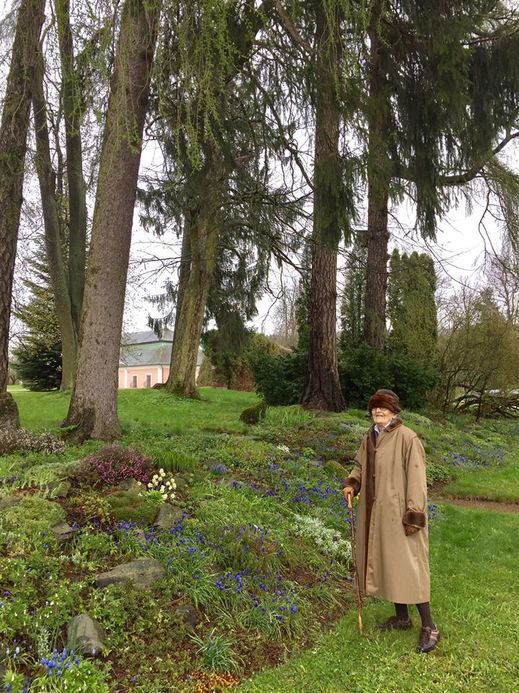 Na snímku je hraběnka Thamar Kinsky ve své zahradě.