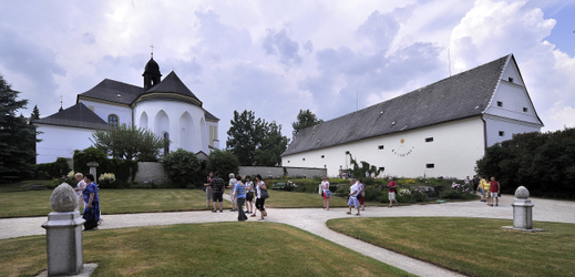 Přístupné jsou i soukromé zahrady hraběnky Tamary Kinské na zámku Kinských ve Žďáru nad Sázavou.