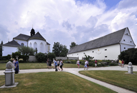 Přístupné jsou i soukromé zahrady hraběnky Tamary Kinské na zámku Kinských ve Žďáru nad Sázavou.