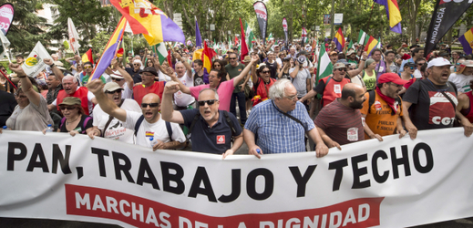 "Pochodu důstojnosti" se v sobotu v Madridu zúčastnily desetitisíce lidí.