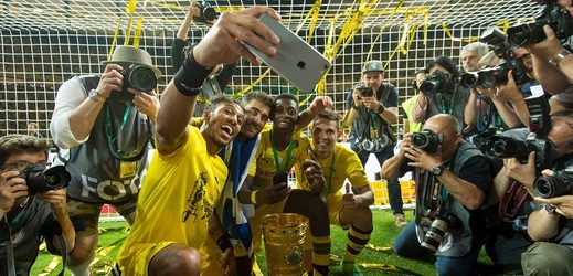 Fotbalisté Dortmundu slaví po výhře v německé lize