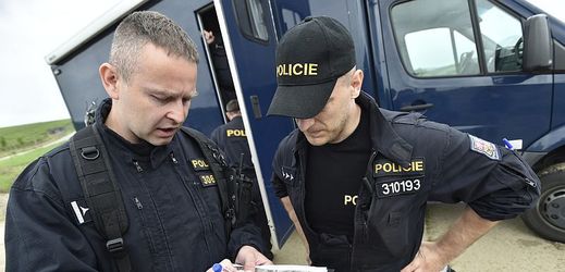 Plánované posílení policie má vyjít na 8,3 miliardy korun. Peníze půjdou do platů a vybavení nových členů policie.