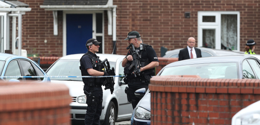 Britská policie provádí zátahy v domech na jihu Manchesteru.