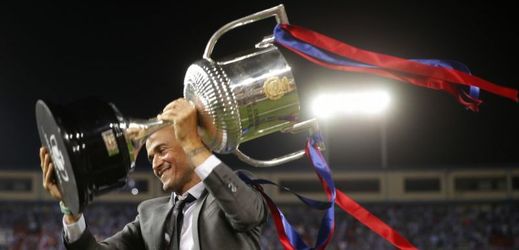 Trenér Barcelony Luis Enrique s trofejí pro vítěze Španělského poháru.
