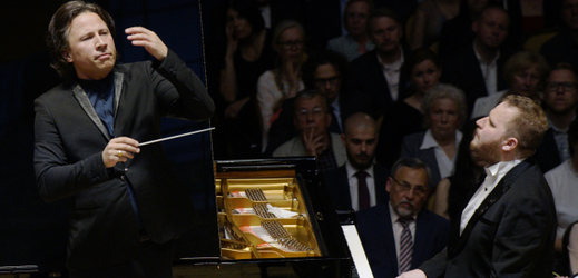 Loňský vítěz klavírní soutěže Královny Alžběty v Bruselu Lukáš Vondráček (vpravo) vystoupil v Praze s Českou filharmonií pod taktovkou dirigenta Kristjana Järviho (vlevo) v rámci festivalu Pražské jaro.