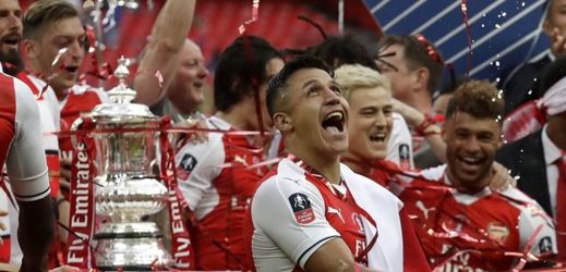 Fotbalisté Arsenalu slaví vítězství v FA Cupu.